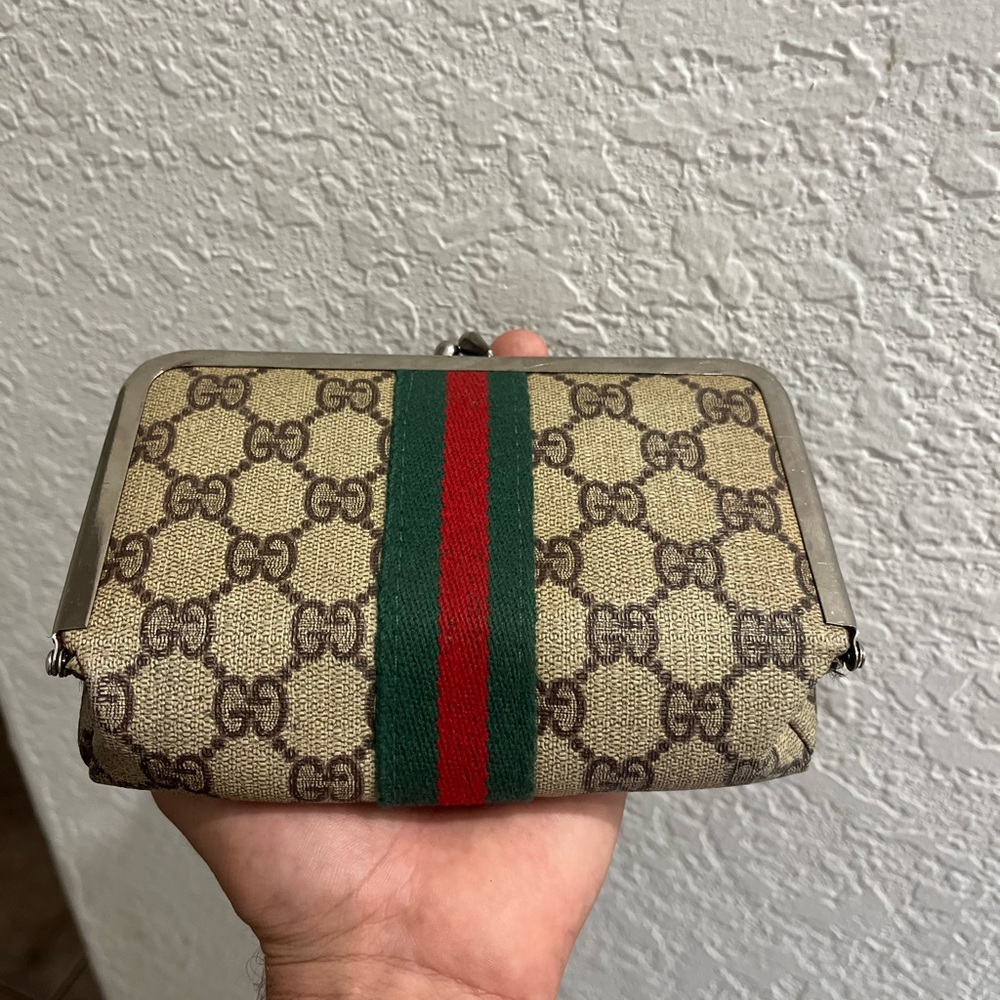 Gucci
Authentic Vintage 1970s Gucci makeup/sewing bag with Mirror all Original. - Picture 10 of 10
